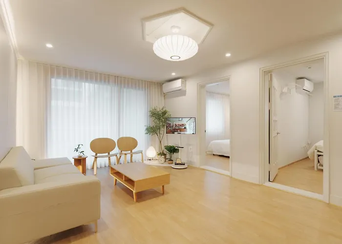 Apartamento 홍대입구역, 홍대, 방 3개 욕실 2개, 침구, 10인 숙소, 넓은 거실, 가족여행, 세탁건조기, 평지 Seúl